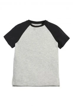 Next Kinder CAMOUFLAGE 3 PACK CAMO SHORT SLEEVE RAGLAN T-SHIRTS (3-16YRS) - T-Shirt Print - Black 8 Next Kinder CAMOUFLAGE 3 PACK CAMO SHORT SLEEVE RAGLAN T-SHIRTS (3-16YRS) - T-Shirt Print - Black -Next Verkäufe 2022 4d6999a65845464987aeb6093906e800