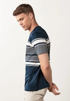 Next Herren T-Shirt Print - Multi Coloured -Next Verkäufe 2022 6a6dd05c3d9d4247808ee11b1178f3d4