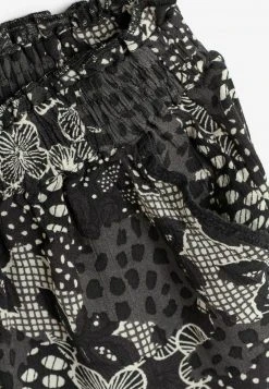 Next Kinder Stoffhose - Monochrome -Next Verkäufe 2022 72e86c517fbf4deba2db2c9ca242d67a