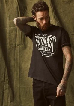 Next Herren GRAPHIC - T-Shirt Print - Dark Grey 7 Next Herren GRAPHIC - T-Shirt Print - Dark Grey -Next Verkäufe 2022 8541ebc9a32346d4bbb5ce4070a5f84c