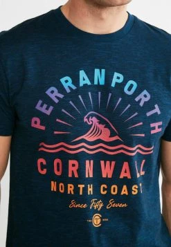 Next Herren GRAPHIC - T-Shirt Print - Navy Blue Cornwall 6 Next Herren GRAPHIC - T-Shirt Print - Navy Blue Cornwall -Next Verkäufe 2022 86f36fe3d92248c18cb68e644c200c19