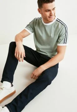 Next Herren BLOCKED - T-Shirt Print - Sage Green Tape -Next Verkäufe 2022 870551f4d6344447b00508285e938570