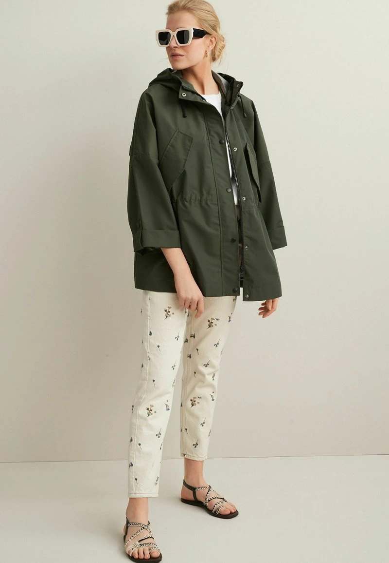 Next Damen SAVANNAH MILLER FRONT - Regenjacke / Wasserabweisende Jacke - Khaki Green 2 Next Damen SAVANNAH MILLER FRONT - Regenjacke / Wasserabweisende Jacke - Khaki Green – Bild 2