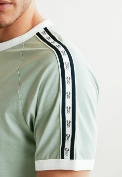 Next Herren BLOCKED - T-Shirt Print - Sage Green Tape -Next Verkäufe 2022 8acb23b2f0f948eeaad72ffaee3c0f4e