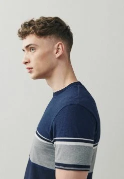 Next BLOCKED - T-Shirt Print - Navy Blue Textured | Herren -Next Verkäufe 2022 8b74fffd85634bbfbbcb109234ca8b39