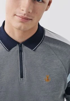 Next Herren RAGLAN - Poloshirt - Grey White 9 Next Herren RAGLAN - Poloshirt - Grey White -Next Verkäufe 2022 8ff5bad310254523b0b9ab472ff6152a