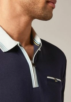 Next Herren Poloshirt - Navy Blue Zip Neck -Next Verkäufe 2022 a58b6bc8e5584439aee45915f3bbe81c