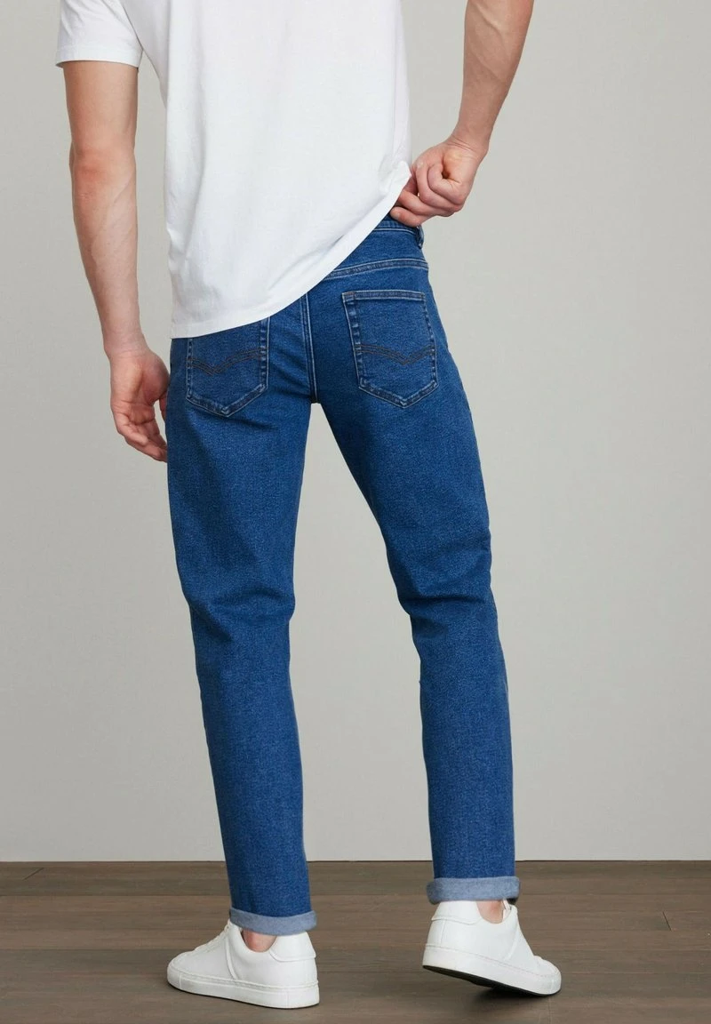 Next ESSENTIAL STRETCH - Jeans Tapered Fit - Blue Denim | Herren 3 Next ESSENTIAL STRETCH - Jeans Tapered Fit - Blue Denim | Herren – Bild 3