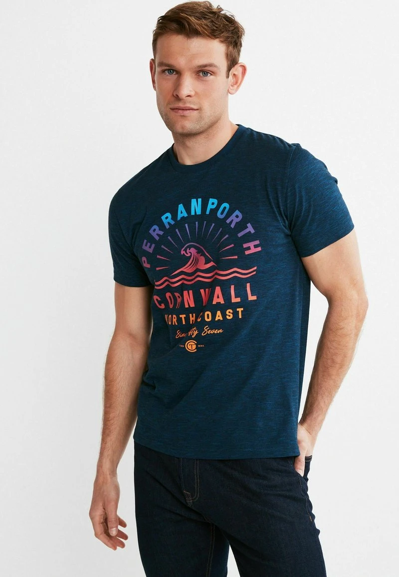 Next Herren GRAPHIC - T-Shirt Print - Navy Blue Cornwall 1 Next Herren GRAPHIC - T-Shirt Print - Navy Blue Cornwall