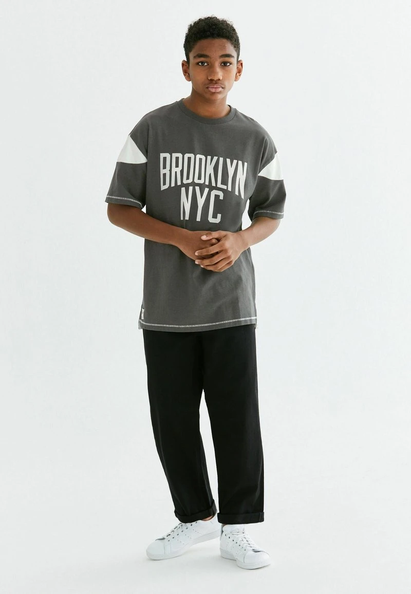 Next SHORT SLEEVE GRAPHIC (3-16YRS) - T-Shirt Print - Charcoal Grey | Kinder 2 Next SHORT SLEEVE GRAPHIC (3-16YRS) - T-Shirt Print - Charcoal Grey | Kinder – Bild 2