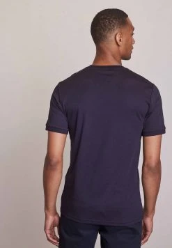 Next T-Shirt Print - Navy Blue Vertical Tan | Herren -Next Verkäufe 2022 bd0455e182444e2594efe03862157b5d