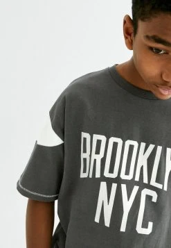 Next SHORT SLEEVE GRAPHIC (3-16YRS) - T-Shirt Print - Charcoal Grey | Kinder 7 Next SHORT SLEEVE GRAPHIC (3-16YRS) - T-Shirt Print - Charcoal Grey | Kinder -Next Verkäufe 2022 dc42915a2a3e41b1a789e699030012b1