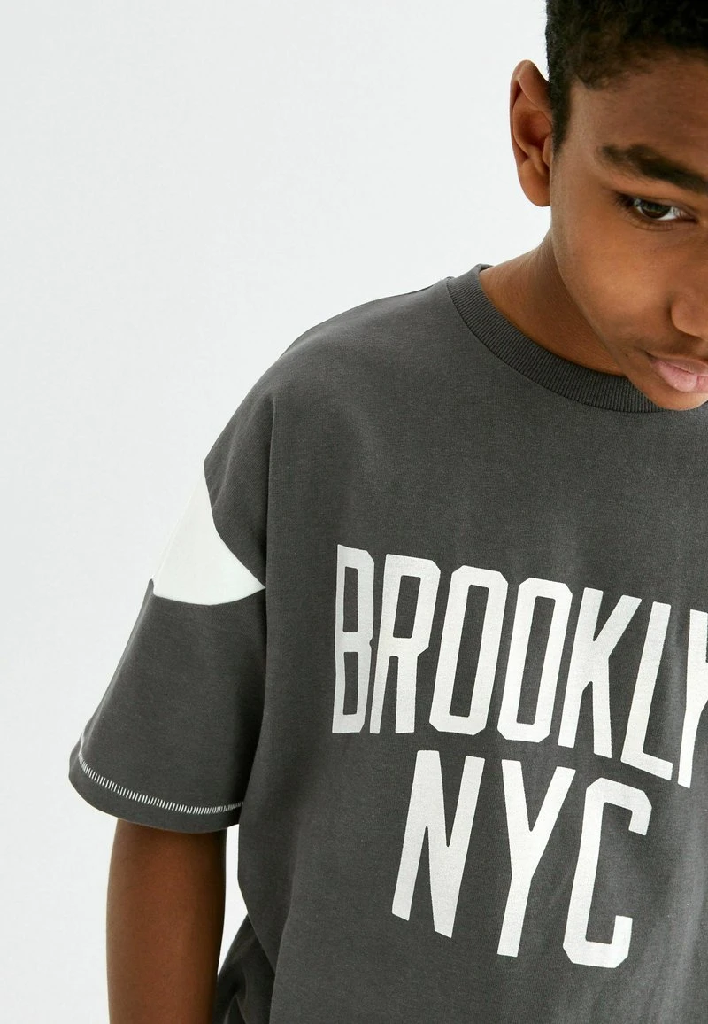 Next SHORT SLEEVE GRAPHIC (3-16YRS) - T-Shirt Print - Charcoal Grey | Kinder 4 Next SHORT SLEEVE GRAPHIC (3-16YRS) - T-Shirt Print - Charcoal Grey | Kinder – Bild 4