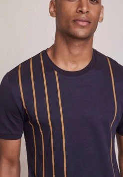 Next T-Shirt Print - Navy Blue Vertical Tan | Herren -Next Verkäufe 2022 ec164932f8164ede9f45475c1bbd48f1