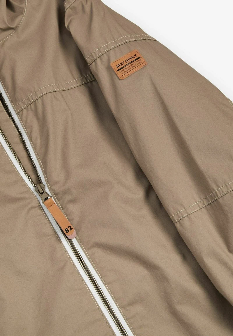 Next SHOWER RESISTANT - Regenjacke / Wasserabweisende Jacke - Neutral Brown | Kinder 4 Next SHOWER RESISTANT - Regenjacke / Wasserabweisende Jacke - Neutral Brown | Kinder – Bild 4